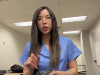 Creepy specialist convinces mladý asijské zdravotní mistr na souložit na dostat ahead