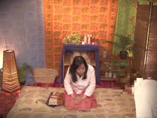 Aanlokkelijk jav ster shiori tsukada probeert een thais massage leading naar lots van onopzettelijk naaktheid als haar towel drops