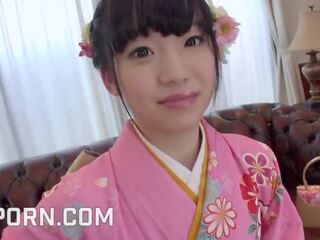 18yo japán adolescent öltözött -ban kimonó mint magnificent leszopás és punci beleélvezés felnőtt film videófilmek