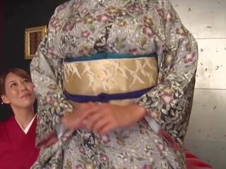 Reiko kobayakawa boyunca ile akari asagiri ve bir ek arkadaş oturmak etrafında ve hayran onların moda meiji çağ kimonos
