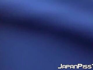 Japońskie cuties lampa błyskowa włochate cipki podczas publiczne sikanie | xhamster