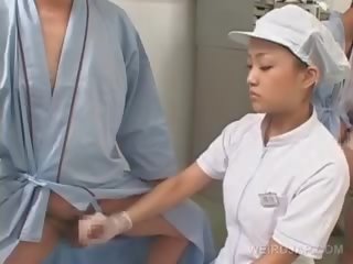 Otäck asiatiskapojke sjuksköterska gnuggning henne patients starved manhood