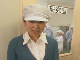 Oriental enfermera espectáculos paja habilidades