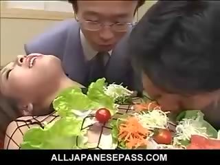 Japonez av model întoarse în un edible tabel pentru oversexed youngsters