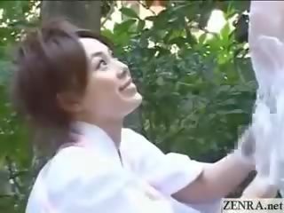 Jepun wanita berpakaian dan lelaki bogel/ cfnm pengalaman di di luar spa dengan kumpulan goncang zakar